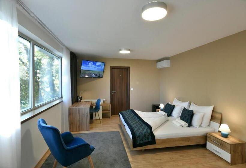 Deluxe room with river view, River View Apartments