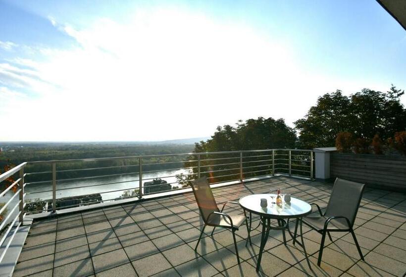Deluxe room with river view, River View Apartments