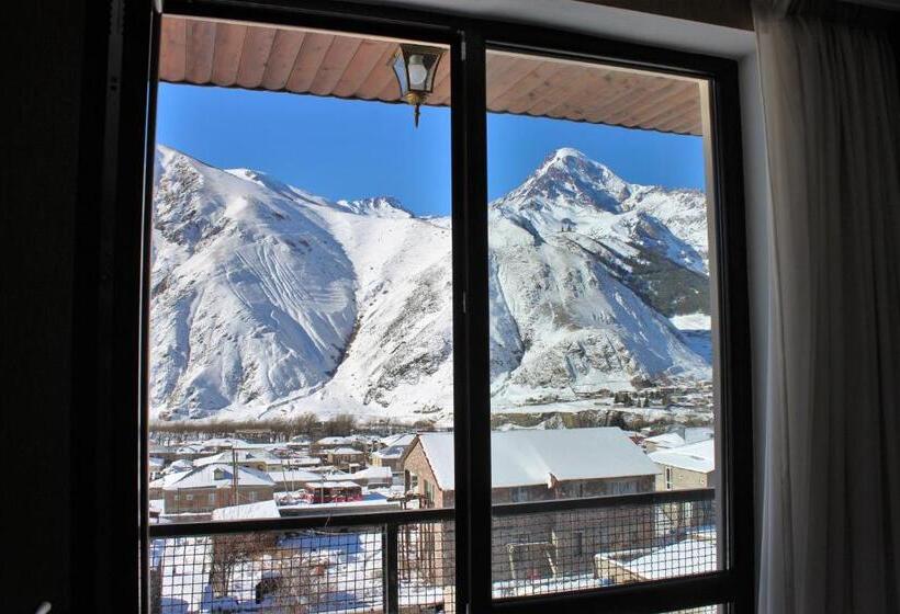 اتاق استاندارد سه تخته با بالکن, Sunshine Kazbegi