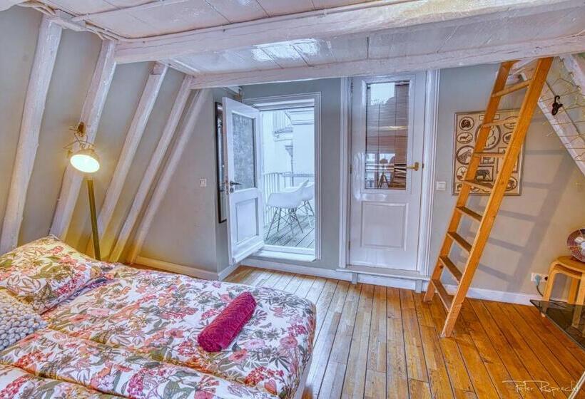 带阳台标准四人间, Attic Monkeys Lodge