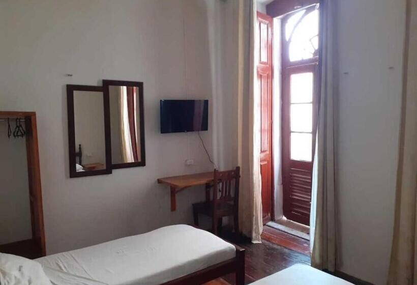 스위트, Reviver Hostel