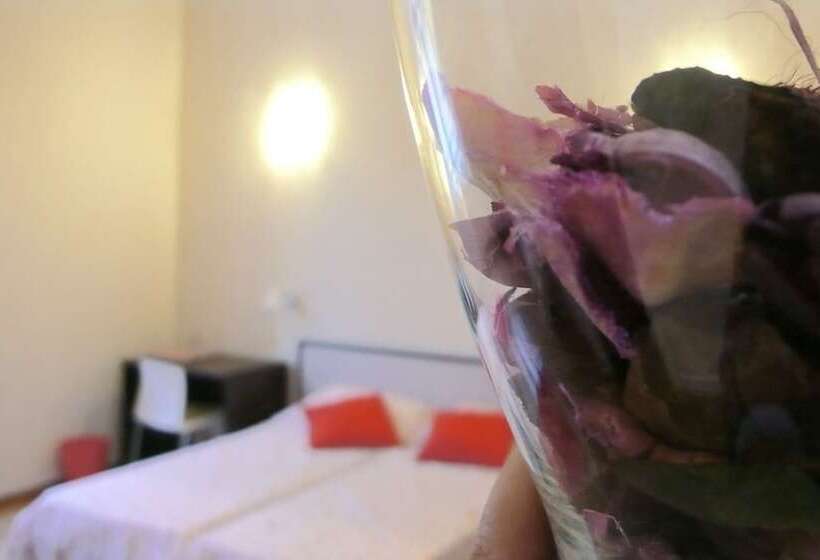 اتاق استاندارد سه نفره, Live Florence Guest House