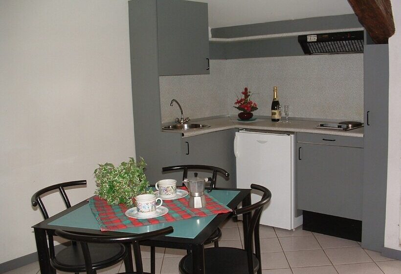 استودیوی استاندارد, Holiday Residence