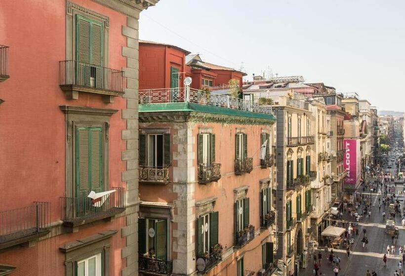 اتاق لوکس سه تخته, The Boutique Napoli Suite