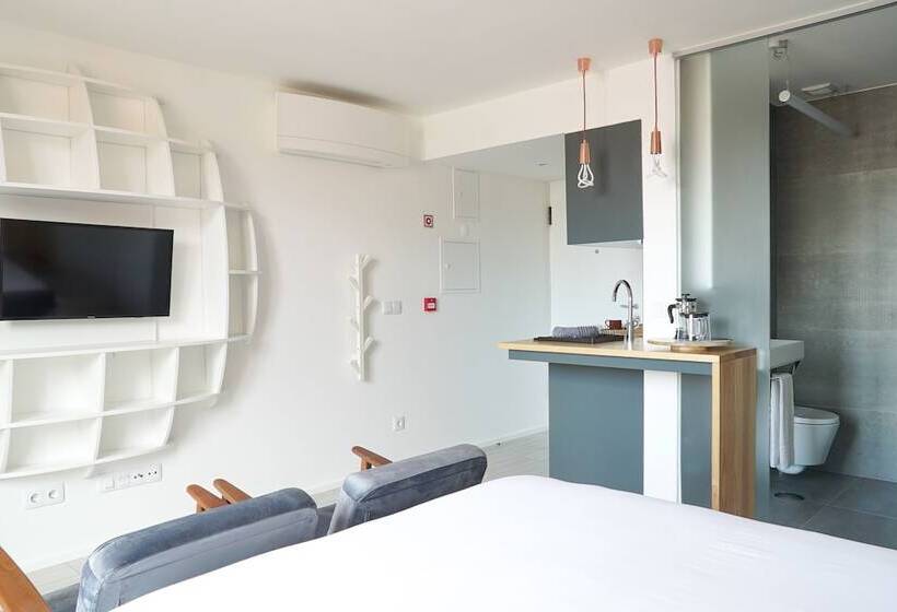 استودیوی استاندارد, 7g Roaster Apartments