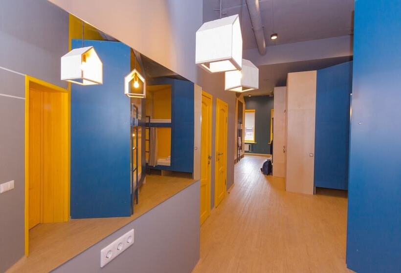 Кровать в Общей Комнате, Inwood Hostel