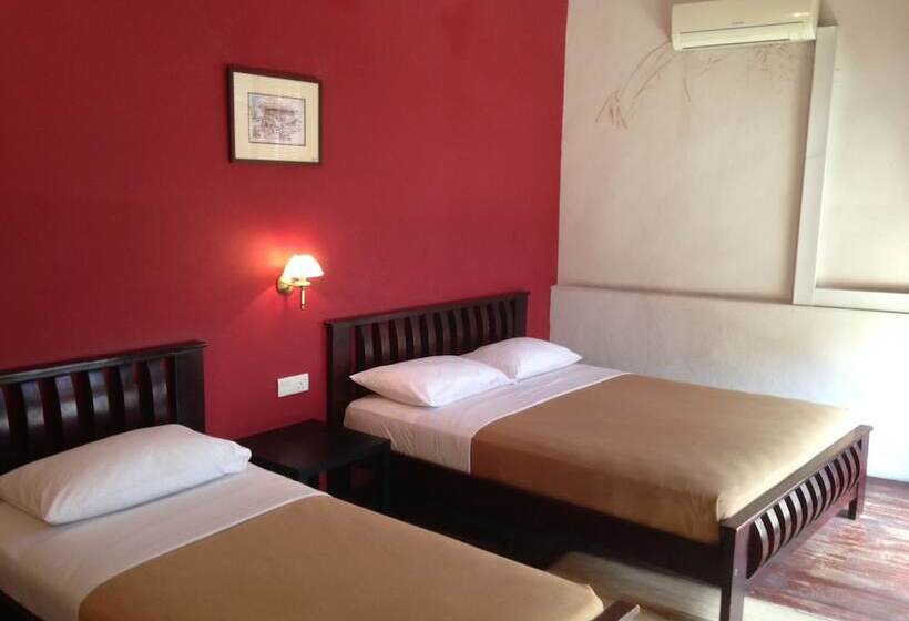 اتاق استاندارد سه تخته با سرویس بهداشتی مشترک, Old Penang Guesthouse   Hostel