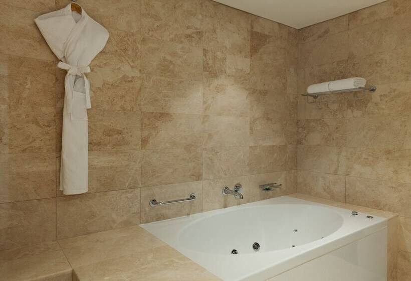 Полулюкс, Four Points By Sheraton Production City, Dubai
