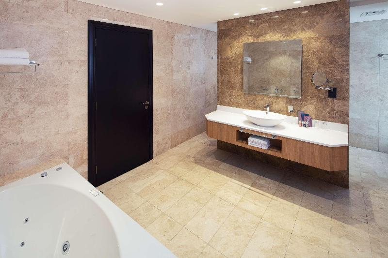Полулюкс, Four Points By Sheraton Production City, Dubai
