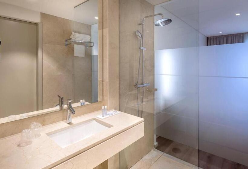 Quarto Familiar, Oporto Airport & Business