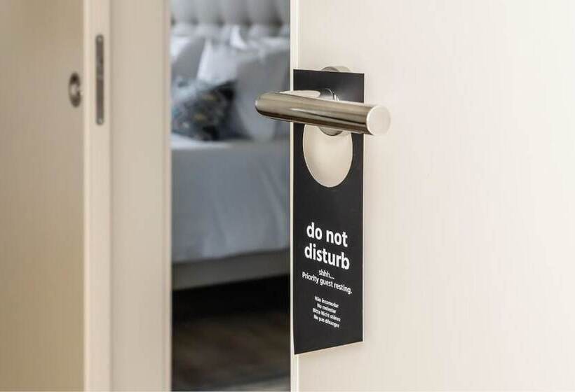 Quarto Familiar, Oporto Airport & Business