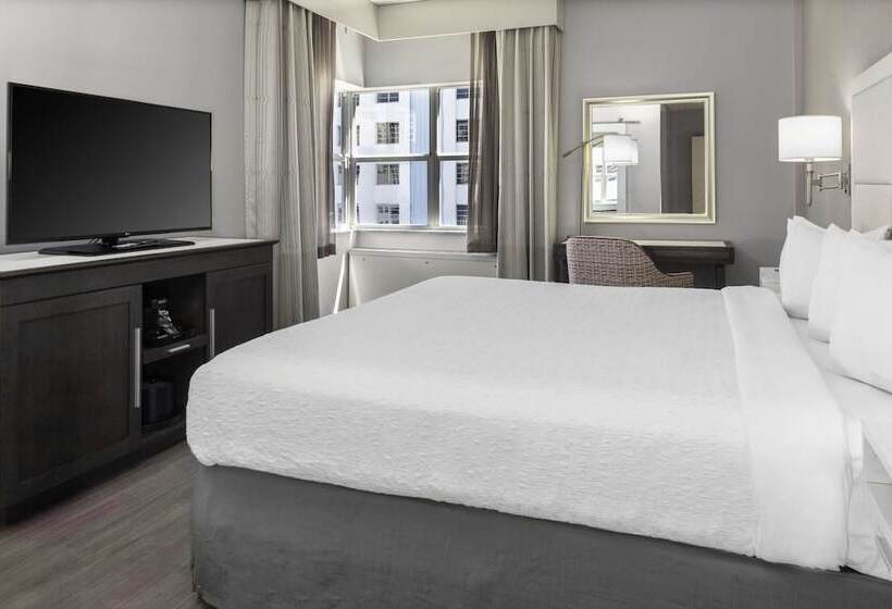 Chambre Standard Lit Double Adaptée aux Personnes à Mobilité Réduite, Continental Miami Beach, Tapestry Collection By Hilton