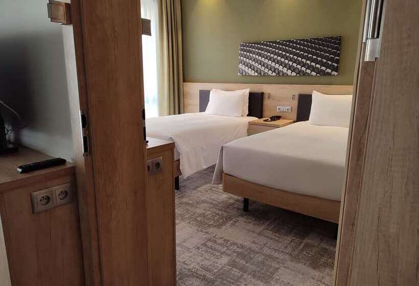 Family Connecting Room, Hampton By Hilton Poznan Old Town