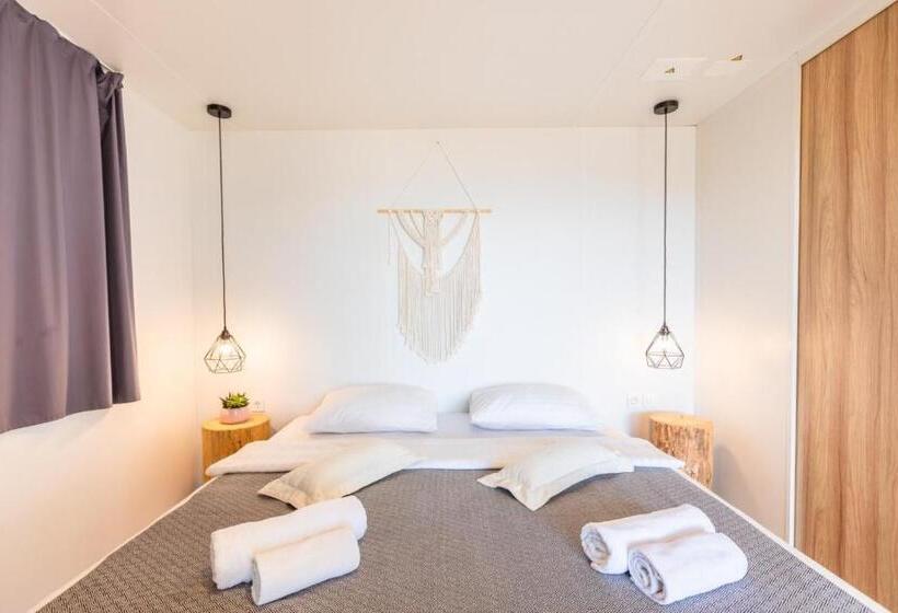 Мобильный Дом, Obonjan Island Resort