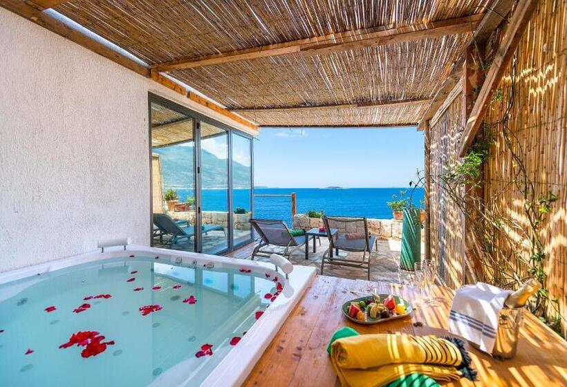 سوئیت با وان آب گرم, Mandalina Luxury Suites