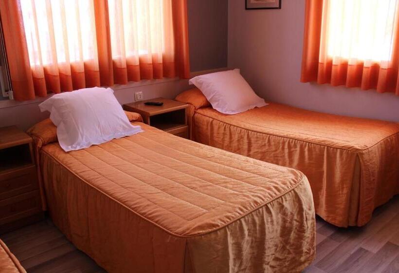 スタンダードトリプルルーム, Hostal Montserrat