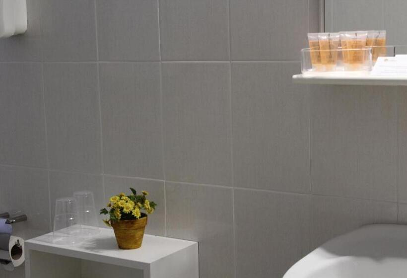 Номер Стандарт Трехместный, Hostal Montserrat