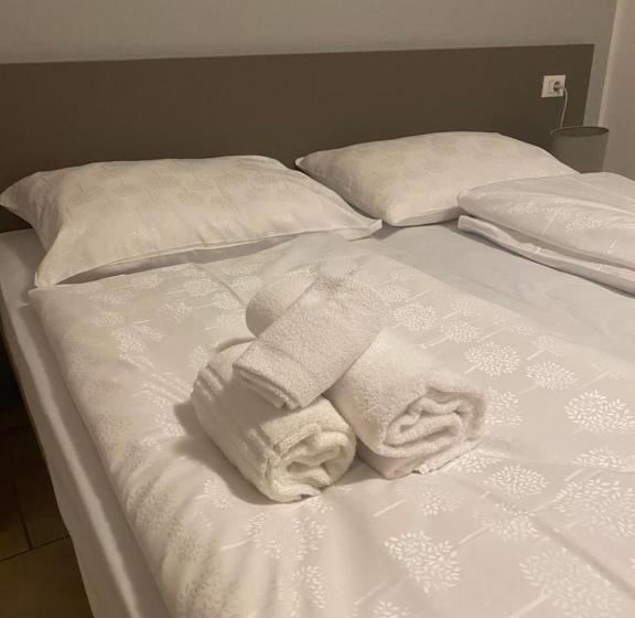 Четырехместный Номер Стандарт с Балконом, B&b Maya