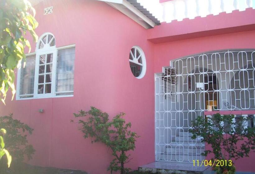 اتاق مستر, Tina's Guest House
