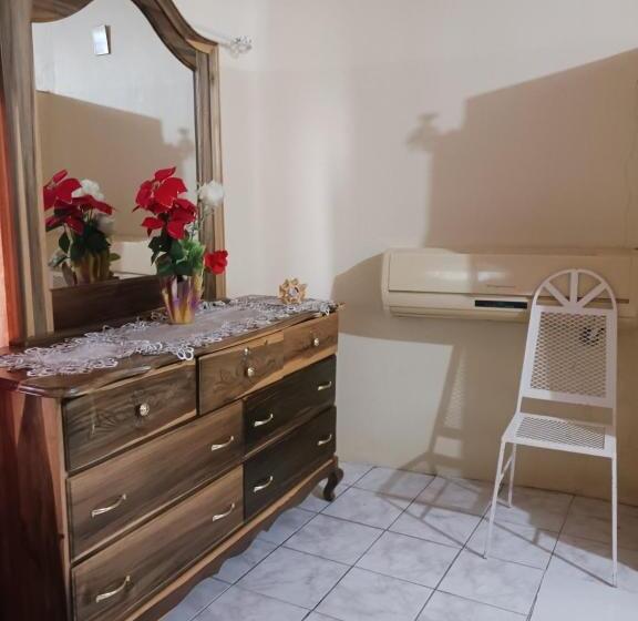 اتاق مستر, Tina's Guest House