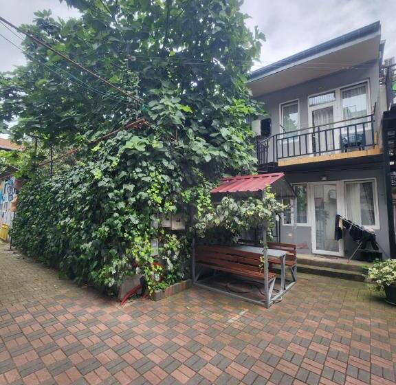 اتاق اکونومی, Apartments On Vaja Pshavela