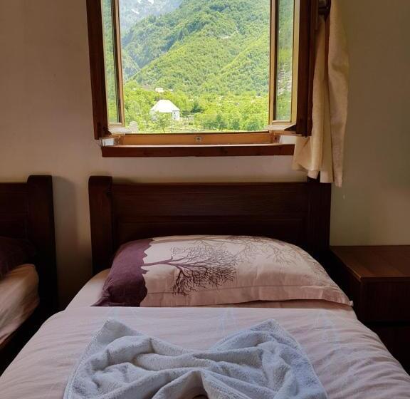 Quarto Triplo Estandar, Shpella Guesthouse Theth