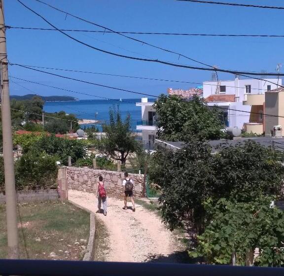 דירת שני חדרים, Vila Ester