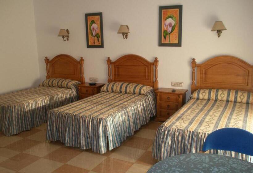 Трехместный Номер Стандарт Вид на Сад, Hostal Los Rosales