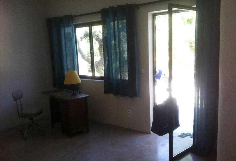 اتاق استاندارد با چشم‌انداز باغ, Du Coté De Chez Soi