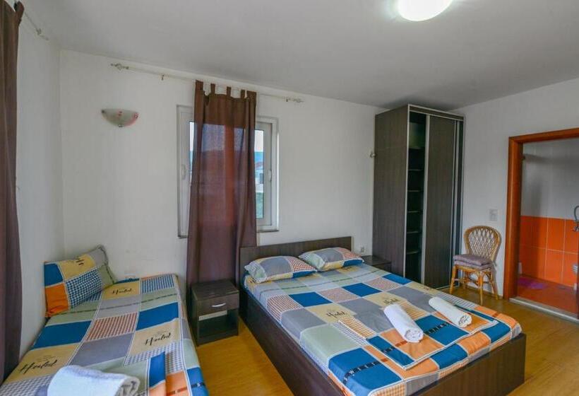 اتاق راحتی سه تخته, Rexha Apartments