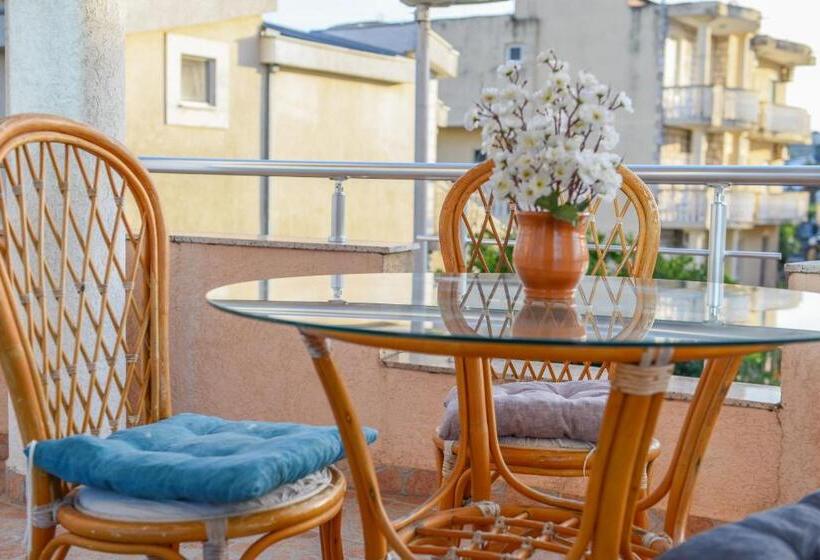 اتاق لوکس با بالکن, Rexha Apartments