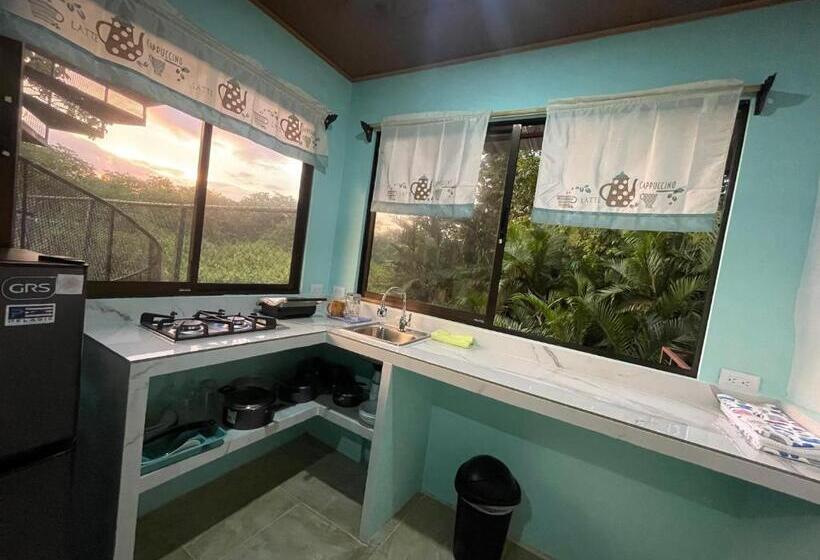 带1个卧室的带阳台的公寓, The Jungle Container
