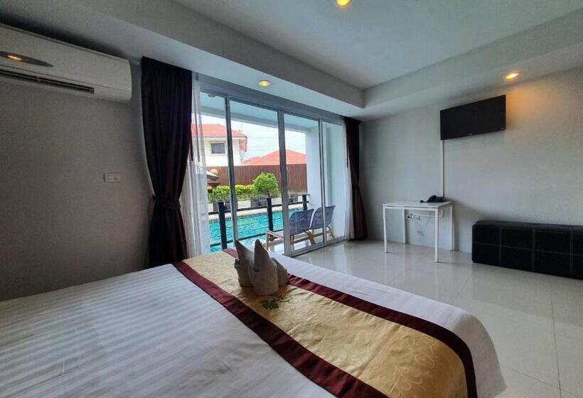 Трехместный Номер Стандарт Вид на Бассейн, Retreat Resort Pattaya