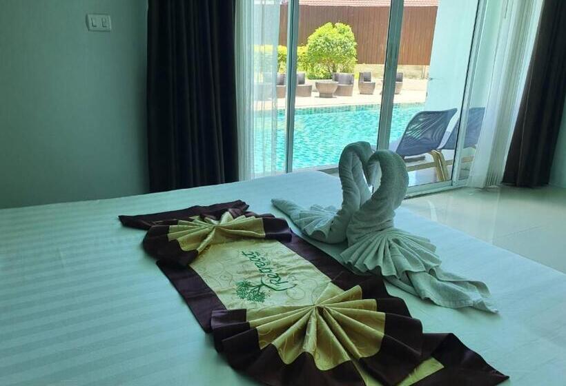 Трехместный Номер Стандарт Вид на Бассейн, Retreat Resort Pattaya