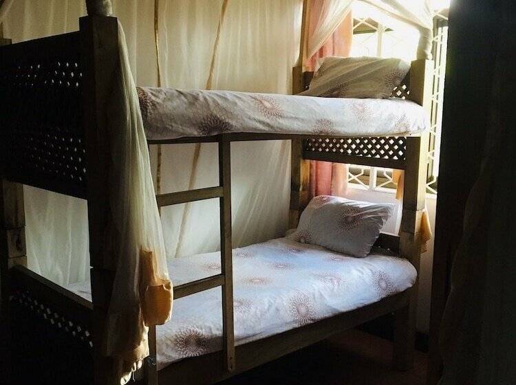 تختخواب در اتاق مشترک, Footprints Hostel