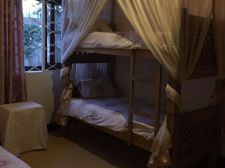 تختخواب در اتاق مشترک, Footprints Hostel