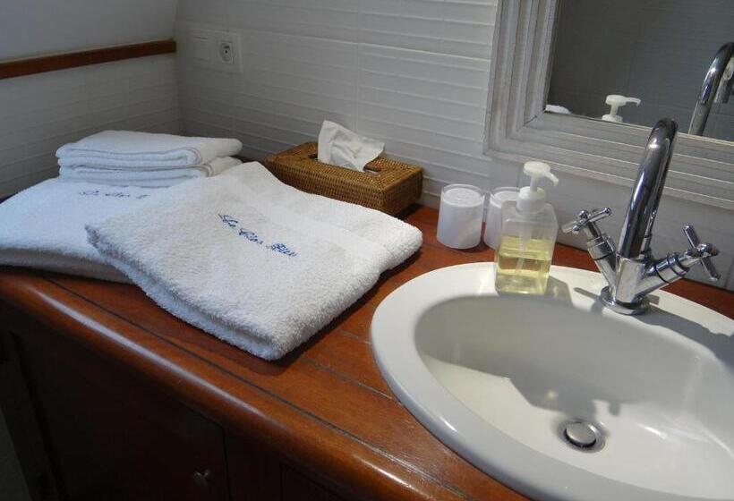 带2个卧室的套房, Chambres D'hôtes Le Clos Bleu