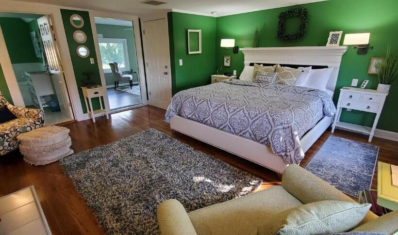 Номер Deluxe Кровать Кинг, Mansion Farm Inn