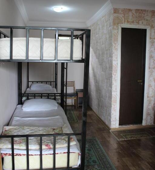 تختخواب در اتاق مشترک, Tj Guest House