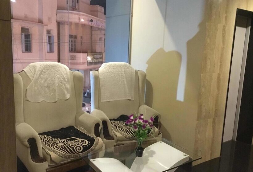 디럭스 트리플 룸, Samasth Room And Suites