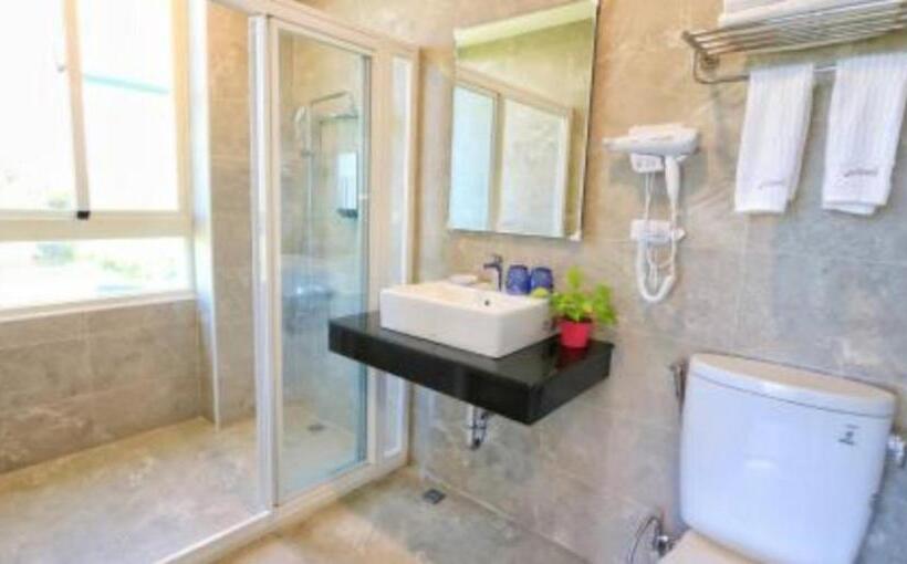 اتاق لوکس با بالکن و چشم‌انداز دریا, Full Moon Resort