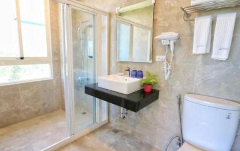اتاق لوکس با بالکن, Full Moon Resort