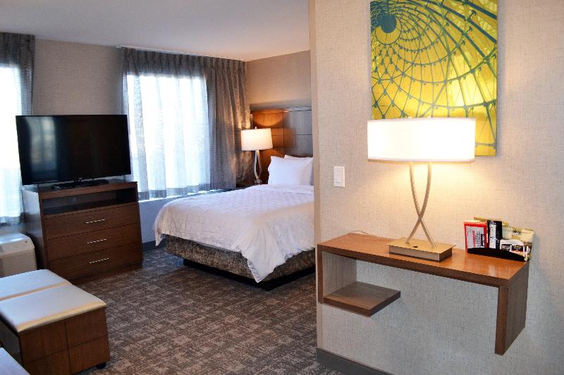 キングサイズベッドのスイートルーム, Staybridge Suites   Red Deer North, An Ihg
