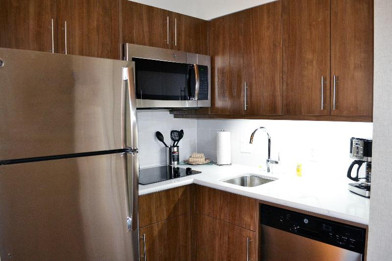 キングサイズベッドのスイートルーム, Staybridge Suites   Red Deer North, An Ihg