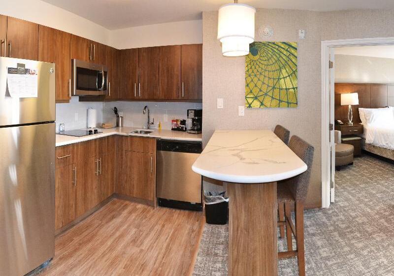 キングサイズベッドのスイートルーム, Staybridge Suites   Red Deer North, An Ihg
