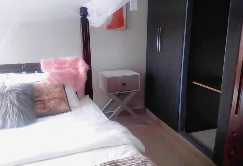 Deluxe Suite King Bed, Trendy Apartments