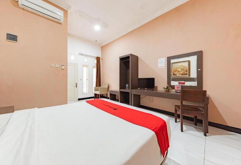 Номер Economy, Reddoorz Near Kejaksan Station Cirebon