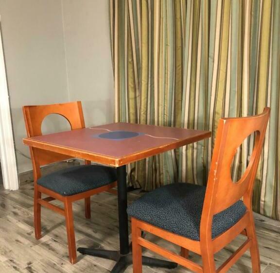חדר סטנדרט עם מיטת קינג, Bay Breeze Inn Bradenton Downtown