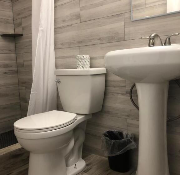 מיטת קינג בסוויטה, Bay Breeze Inn Bradenton Downtown