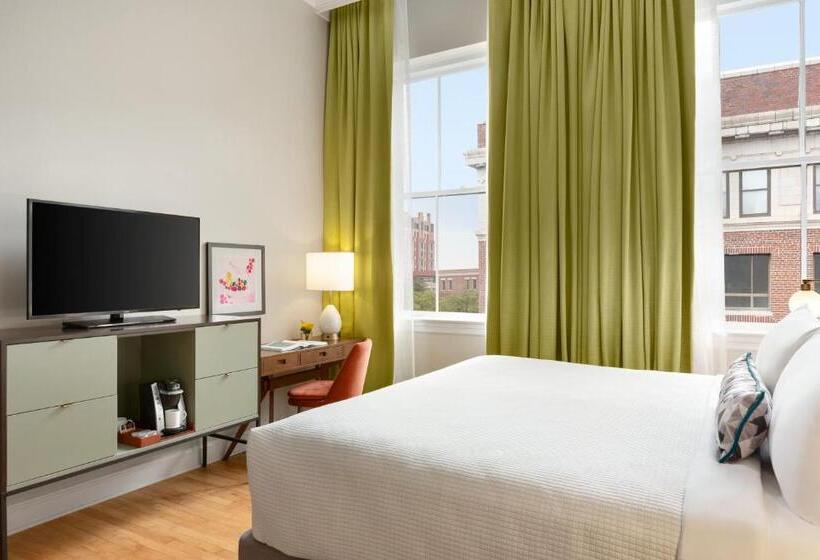 适合残疾人士使用的带超级大床的标准间, Indigo   Winston Salem Downtown, An Ihg